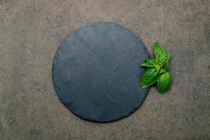 tom pizzafat för hemlagad bakning uppsatt på mörk betong. mat recept koncept på mörk sten bakgrund textur med kopia utrymme. foto