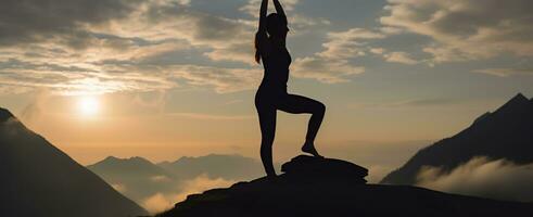 ai genererad silhuett av en kvinna praktiserande yoga i de topp med berg bakgrund. ai genererad foto