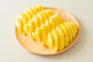 färsk ananas skivad på tallriken foto