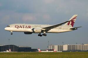 Wien, Österrike, 2018 - qatar luftvägarna boeing 787-8 dreamliner a7-bca passagerare plan ankomst och landning på wien flygplats foto