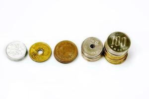 topp se och linje upp staplade av japan yen valuta mynt isolera på vit bakgrund. foto