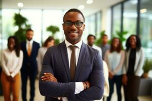 ai genererad porträtt av en leende afrikansk amerikan affärsman med hans team i de bakgrund, afrikansk amerikan affärsman chef med grupp av företag människor i kreativ kontor, ai genererad foto