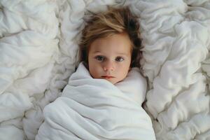 ai genererad söt liten flicka med blond hår och blå ögon liggande på en vit filt, en Foto av en bebis liggande i säng med en vit filt, ai genererad