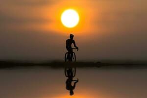 silhuetter cykel på de strand på solnedgång. foto