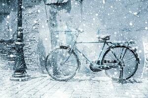 årgång cykel i de vinter- med snö. foto