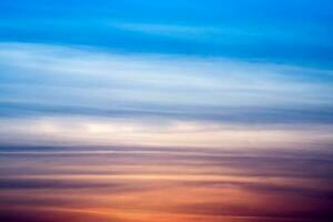 Flerfärgad av moln efter de solnedgång himmel. foto