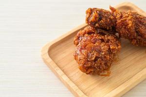 stekt kyckling med kryddig koreansk sås foto