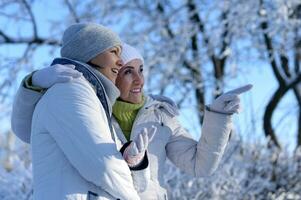 Lycklig kvinnor i vinter- kläder Framställ utomhus foto
