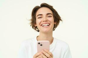 bild av Lycklig leende kvinna med smartphone, isolerat på vit bakgrund foto