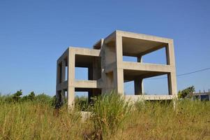 ofärdigt bostadshus på ön Rhodos i Grekland foto