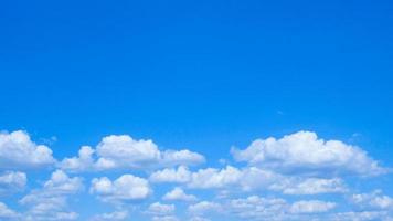 soligt väder. blå himmel och vita moln. moln mot blå himmel bakgrund. foto