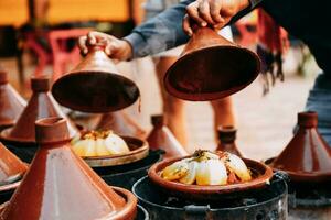 utsökt marockansk traditionell maträtt tagine med potatisar och grönsaker. foto