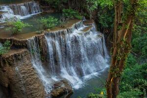 huai mae khamin vattenfall i kanchanaburi, thailand. foto
