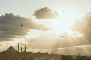 istanbul bakgrund Foto med solstrålar genom de moln och suleymaniye moské