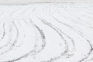 första snön på kullstäderna. mellan höst och vinter foto