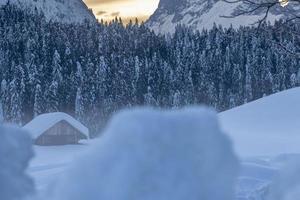 efter snöfallet. skymningens sista ljus i sappada. dolomiternas magi foto