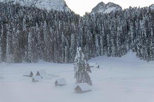 efter snöfallet. skymningens sista ljus i sappada. dolomiternas magi foto