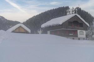 efter snöfallet. skymningens sista ljus i sappada. dolomiternas magi foto