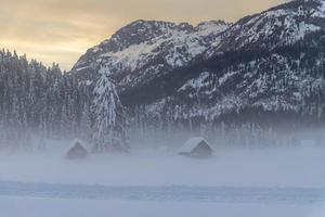 efter snöfallet. skymningens sista ljus i sappada. dolomiternas magi foto