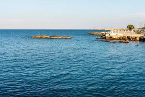 monopoli, hamnen och den historiska stadskärnan foto