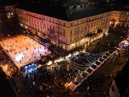 Flygfoto över julens centrum med folkmassa foto