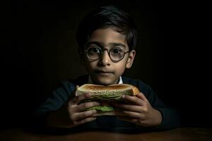 ai genererad en liten pojke äter en stor smörgås - fångad i en mörkare rum foto