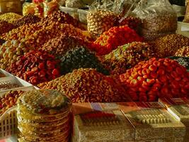 torkades frukt och rostad nötter för försäljning på de chorsu marknadsföra Tasjkent foto