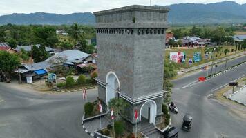 antenn se av monument de Centrum punkt ben bolango, gorontalo på soluppgång foto