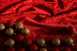 abstrakt jul bakgrund tillverkad av röd sammet tyg med jul bollar. foto