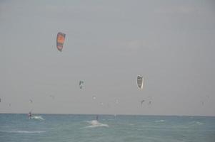 teologos, rhodos, grekland - 16 september 2021 kitesurfing i Egeiska havet foto
