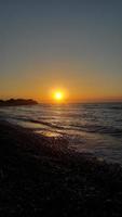 solnedgång på stranden av Agean havet i Rhodos i Grekland foto