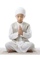 ai genererad en ung pojke mediterar med korsade ben och händer foto