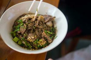 thai nötkött klar soppa vit ris nudel vermiceller med bräserad nötkött foto
