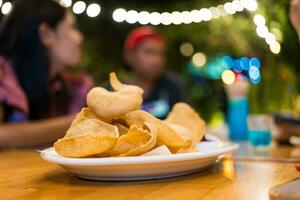 räka crackers på en maträtt med vän bakgrund på de utomhus- pub. populär aptitretare i pubar. foto