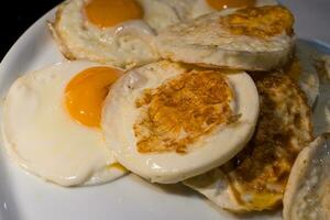 många friterad ägg i array linje på buffé mat i de morgon. foto