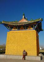 lhasa april 12 oidentifierad man miljö på gul byggnad i potala palats på april 12, 2009 i lhasa, tibet foto