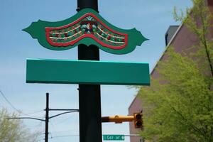 ai genererad en gata tecken med en grön och vit design foto