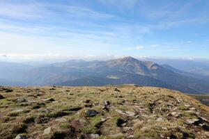 montera hoverla hängande topp av de ukrainska karpater mot de bakgrund av de himmel foto