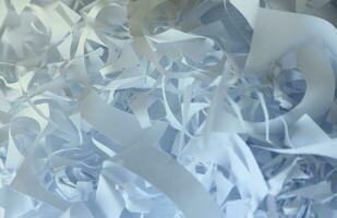 strimlad papper textur bakgrund, topp se av många vit papper remsor. lugg av skära papper tycka om låda fyllmedel för frakt ömtålig objekt foto