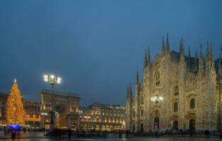 milan stad Centrum med träd dekorerad med led lampor foto