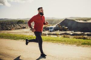 vuxen man är joggning utomhus- på solig dag. foto