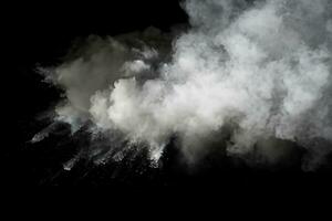 vit pulver explosion.frysa rörelse av vit damm partiklar på svart bakgrund. foto