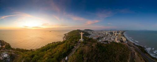 antenn se av vung tau stad, vietnam, panorama- se av de fredlig och skön kust stad Bakom de staty av christ de kung stående på montera nho i vung tau stad. foto