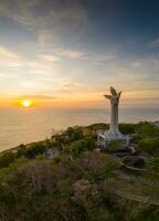 antenn se av vung tau stad, vietnam, panorama- se av de fredlig och skön kust stad Bakom de staty av christ de kung stående på montera nho i vung tau stad. foto