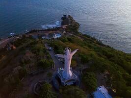 antenn se av vung tau stad, vietnam, panorama- se av de fredlig och skön kust stad Bakom de staty av christ de kung stående på montera nho i vung tau stad. foto