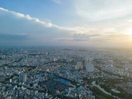 panorama- se av saigon, vietnam från ovan på ho chi minh stadens central företag distrikt. stadsbild och många byggnader, lokal- hus, broar, floder foto