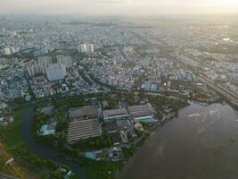 panorama- se av saigon, vietnam från ovan på ho chi minh stadens central företag distrikt. stadsbild och många byggnader, lokal- hus, broar, floder foto