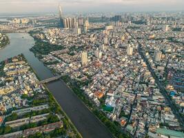 panorama- se av saigon, vietnam från ovan på ho chi minh stadens central företag distrikt. stadsbild och många byggnader, lokal- hus, broar, floder foto