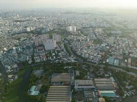 panorama- se av saigon, vietnam från ovan på ho chi minh stadens central företag distrikt. stadsbild och många byggnader, lokal- hus, broar, floder foto