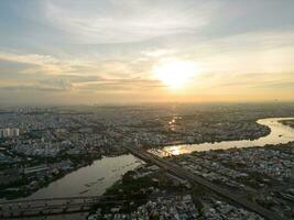 panorama- se av saigon, vietnam från ovan på ho chi minh stadens central företag distrikt. stadsbild och många byggnader, lokal- hus, broar, floder foto